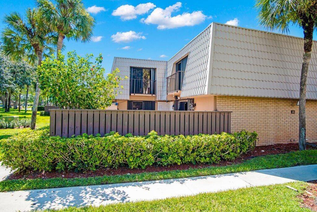 Welcome to your new home in the desirable Sandalwood Lakes South community !