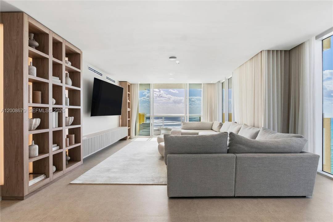 Welcome to one of Miami s most coveted oceanfront addresses Acqualina Residences where world class luxury meets flawless contemporary design.