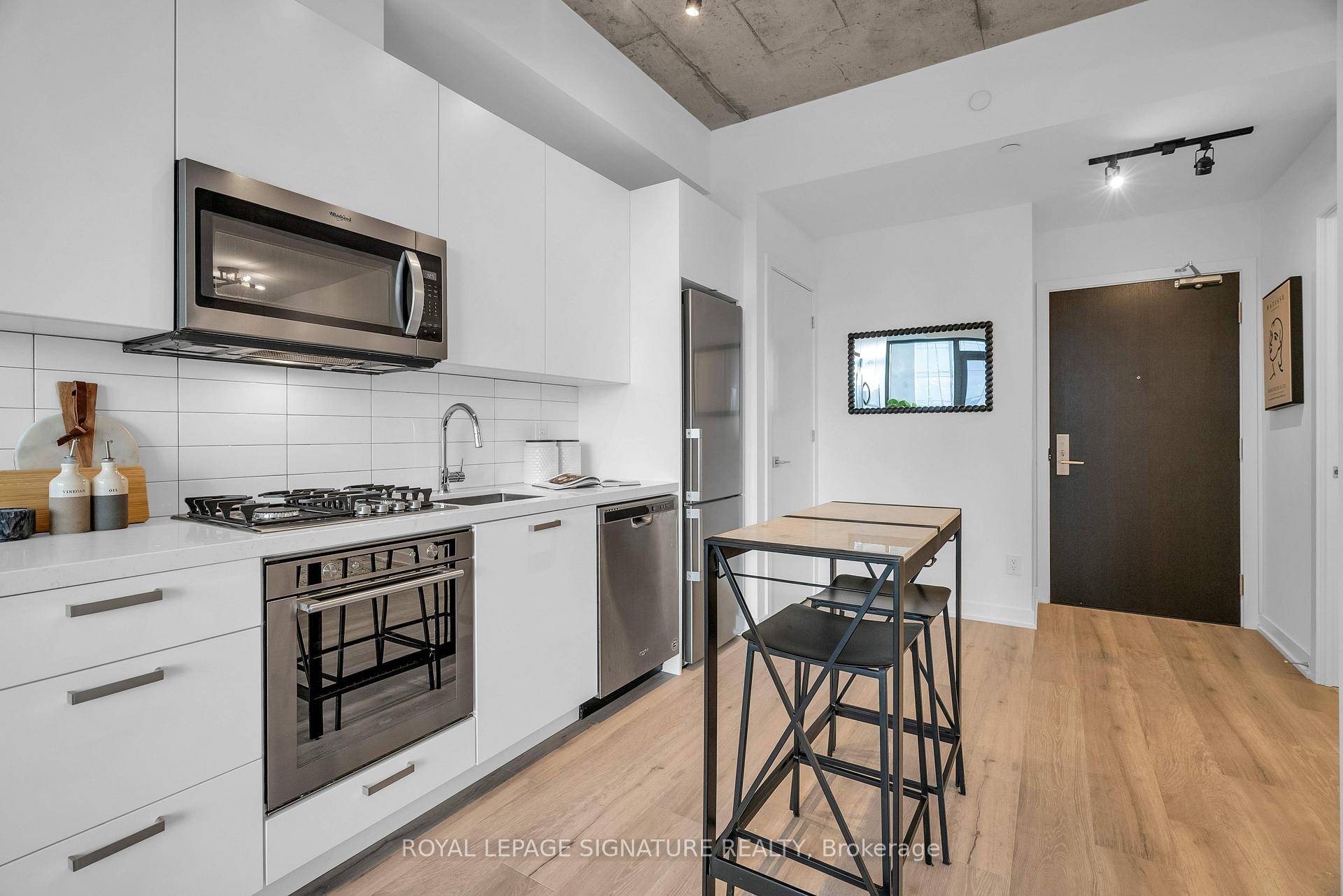 Bright and sophisticated 1 Bedroom Den, ideal for a home office, with stunning unobstructed south facing views and rare 10 ft concrete ceilings !