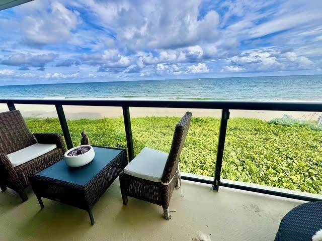 LIVE DIRECTLY ON THE BEACH !