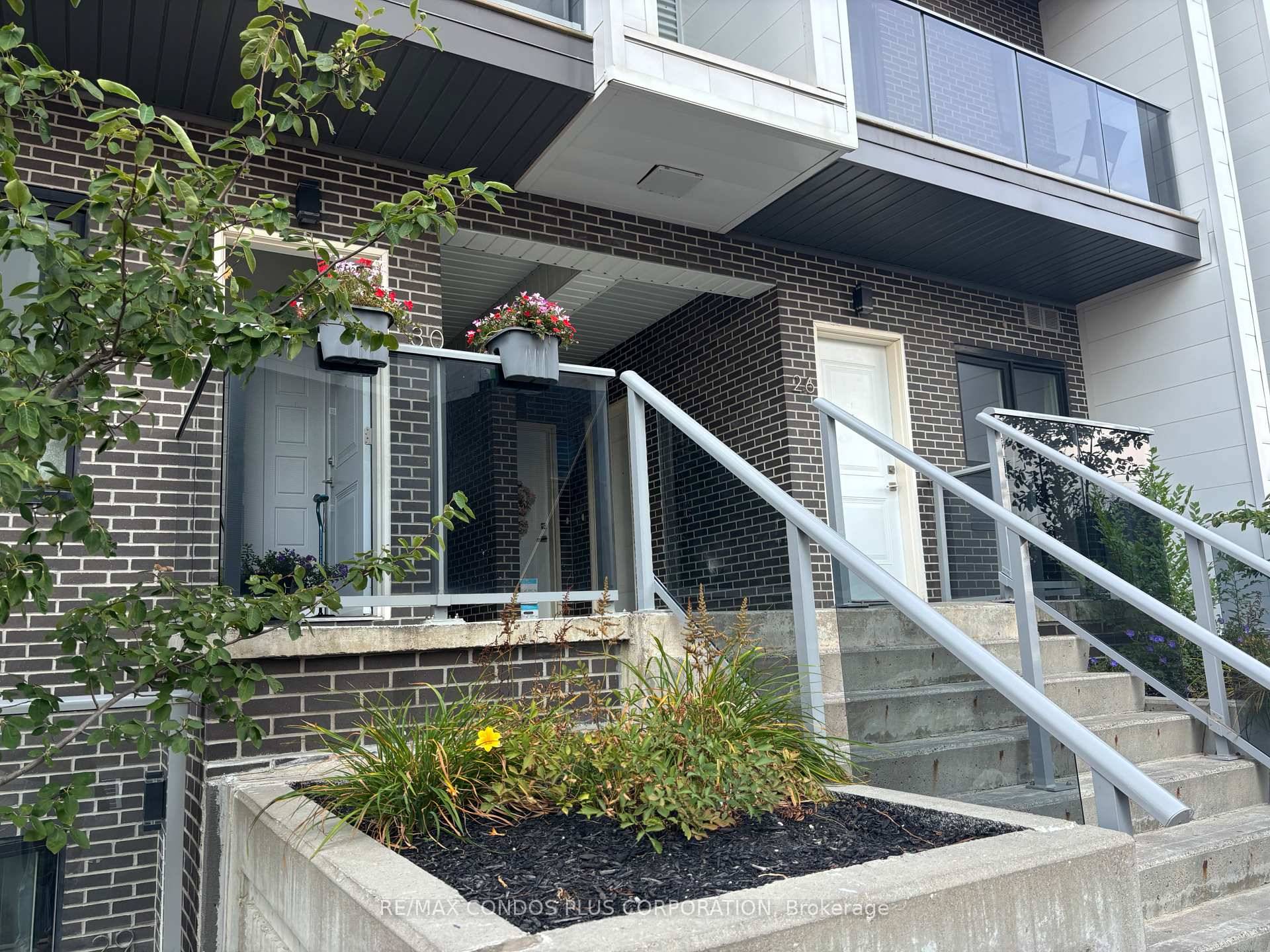 Modern stacked townhouse with low maintenance fees !