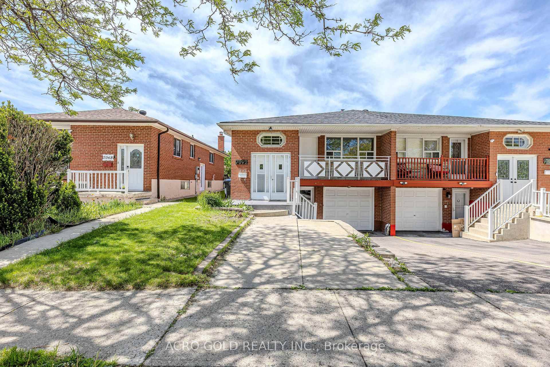 Immediately available for rent MAIN Level ONLY of Semi Detached raised Bungalow on Cul De Sac ; Fully renovated, Three Good size Bed rooms, Spacious living room w Balcony, no ...