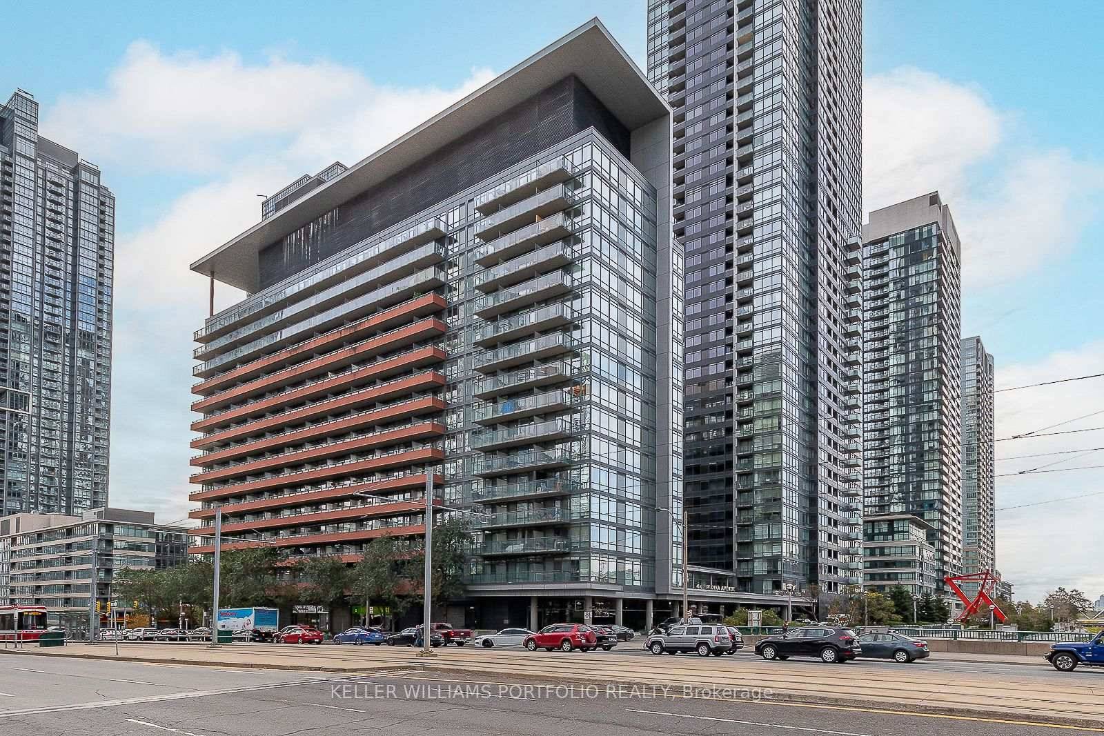 Stunning Sub Penthouse 2 bed 2 baths South West Corner unit in core downtown location.