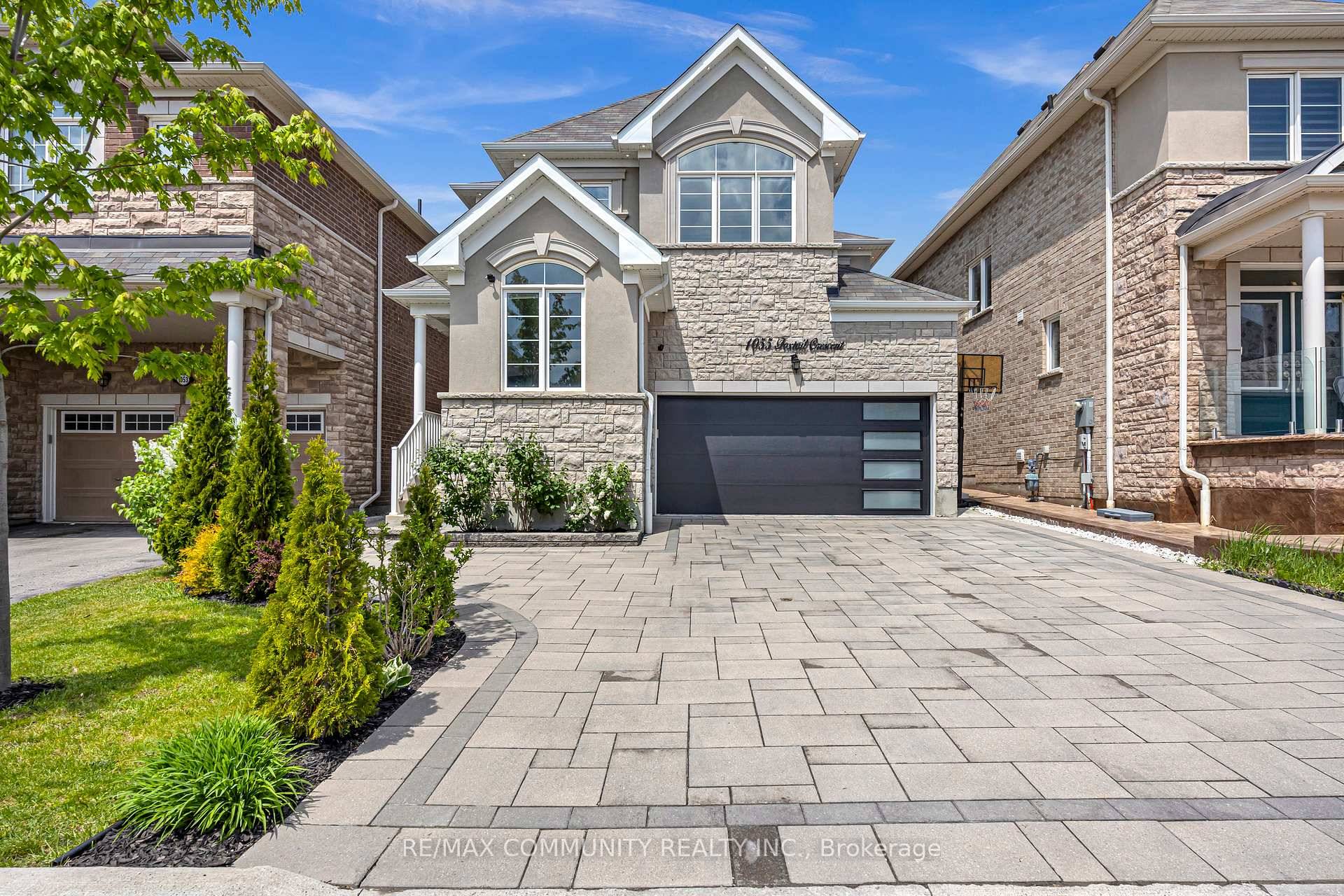 Stunning 4 Bedroom Home in Prime Pickering Location !