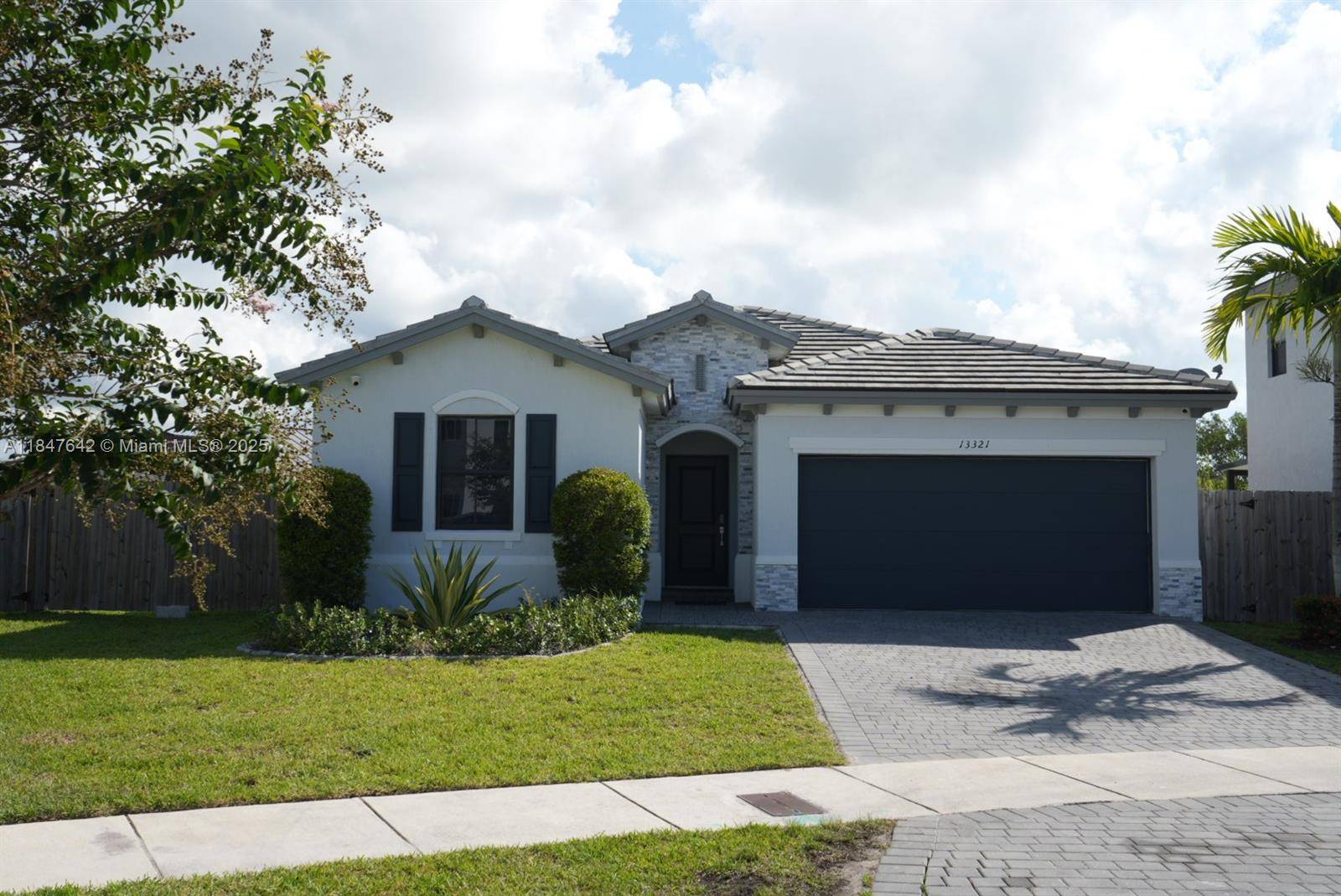 LARGEST CORNER LOT IN COMMUNITY 10, 905sq ft !