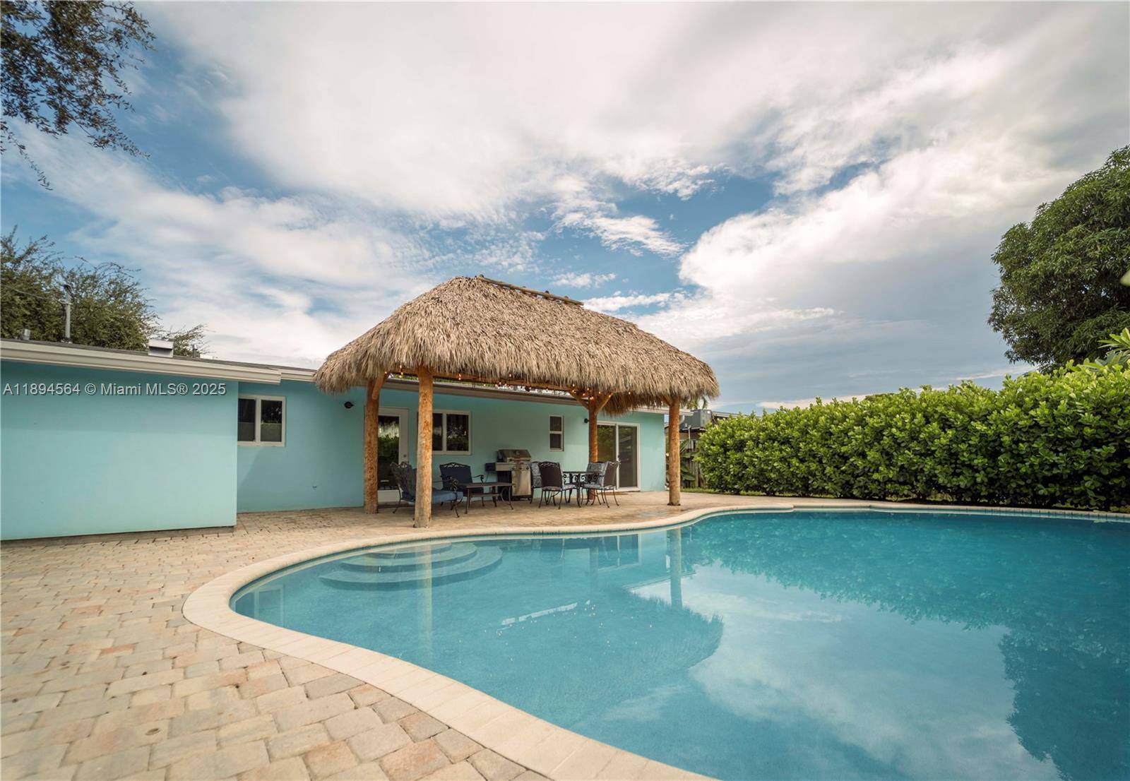 Paradise near the beach is calling your name !