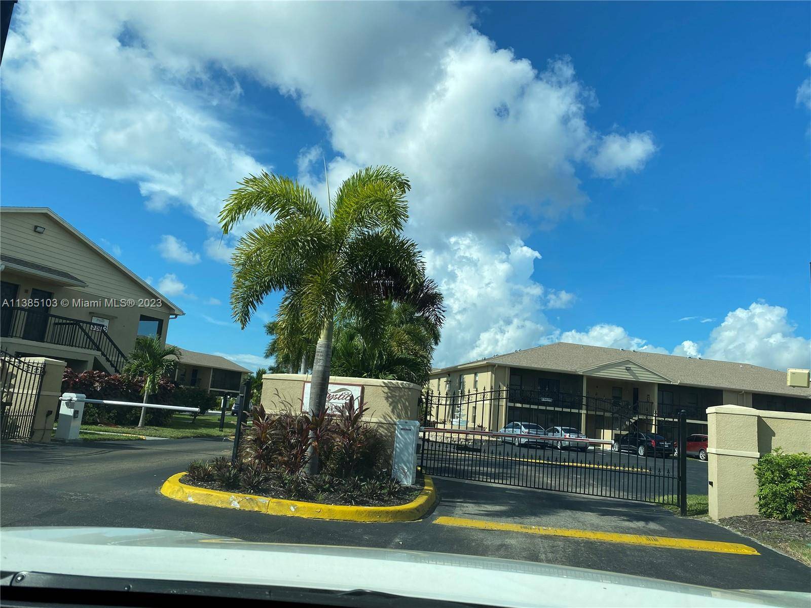 NICE AND READY TO MOVE IN, Great Investment 25 down or Cash ; 2 BED 2 BATH CORNER UNIT ON 1st FLOOR IN THE QUIET COMMUNITY OF MYSTIC GARDENS.