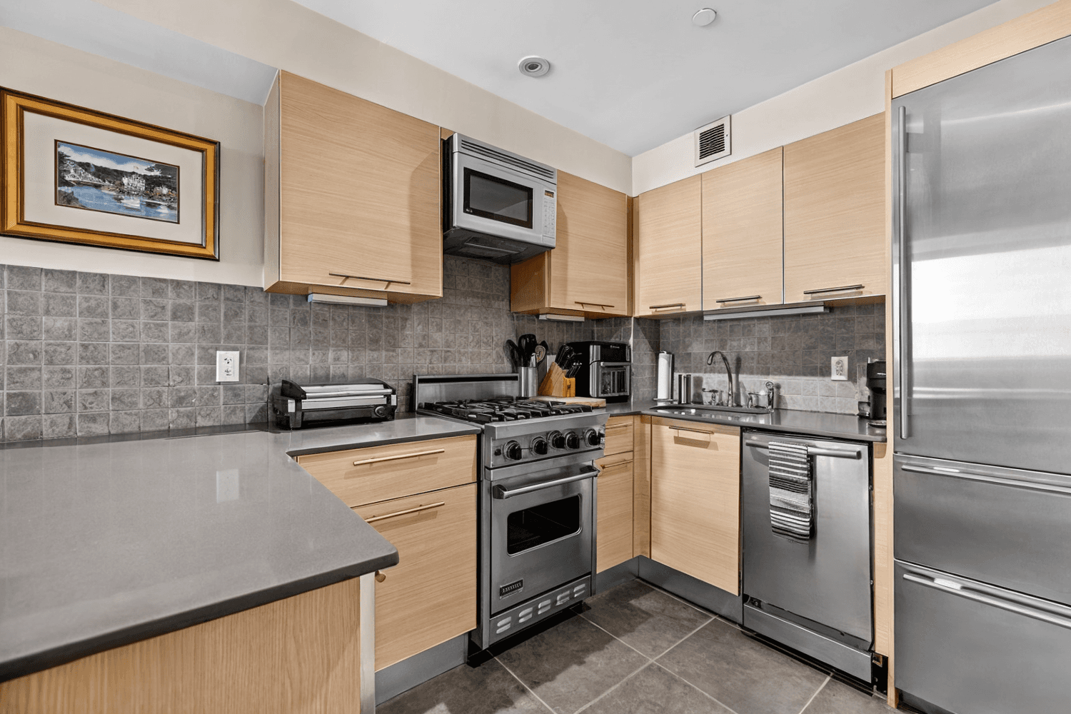 Modern Upper East Side One Bedroom Duplex with Balcony Nestled on a picturesque tree lined block in the Upper East Side, this beautifully renovated 1 bedroom, 1 bathroom duplex offers ...