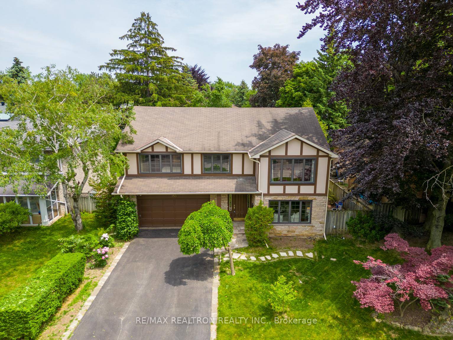 Exceptionally Spacious amp ; Sun Filled Home in Prestigious Banbury Denlow School District.