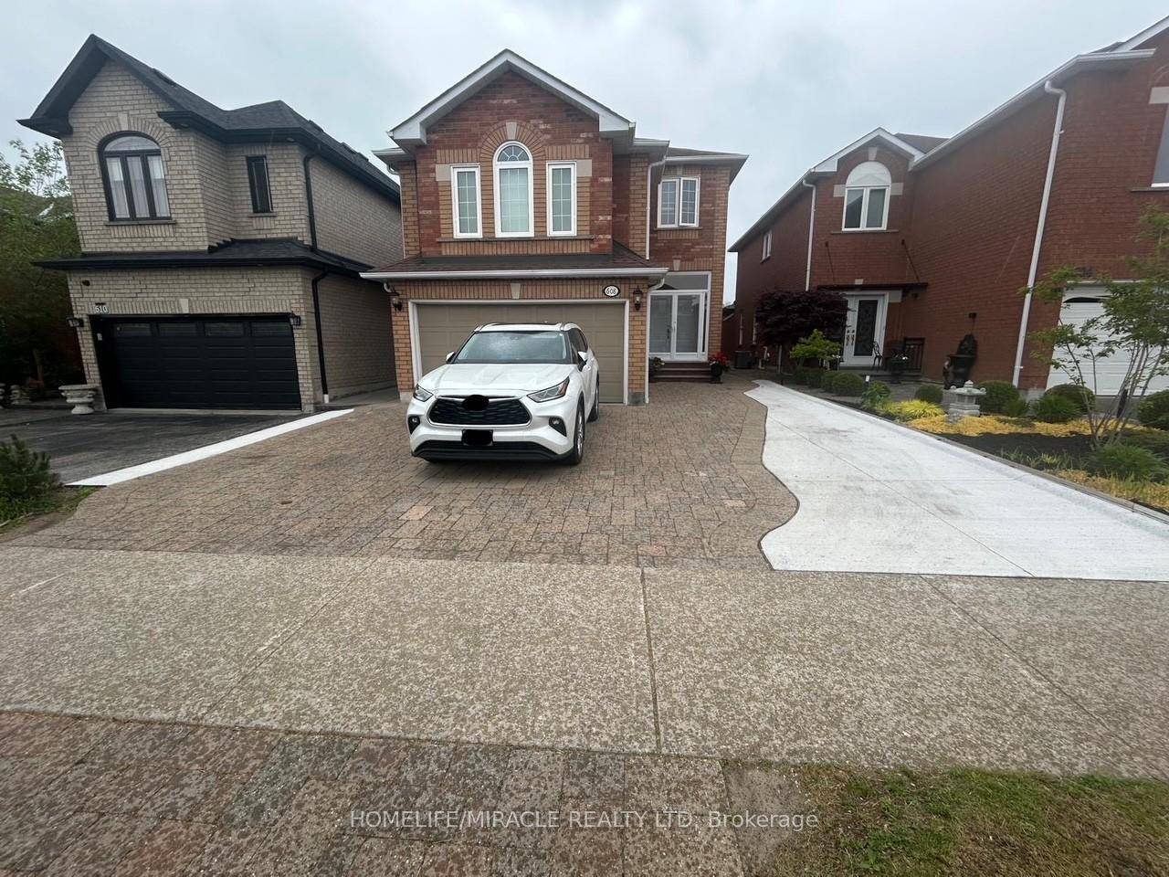 Welcome home ! Live in one of the best family friendly neighbourhoods of Mississauga.
