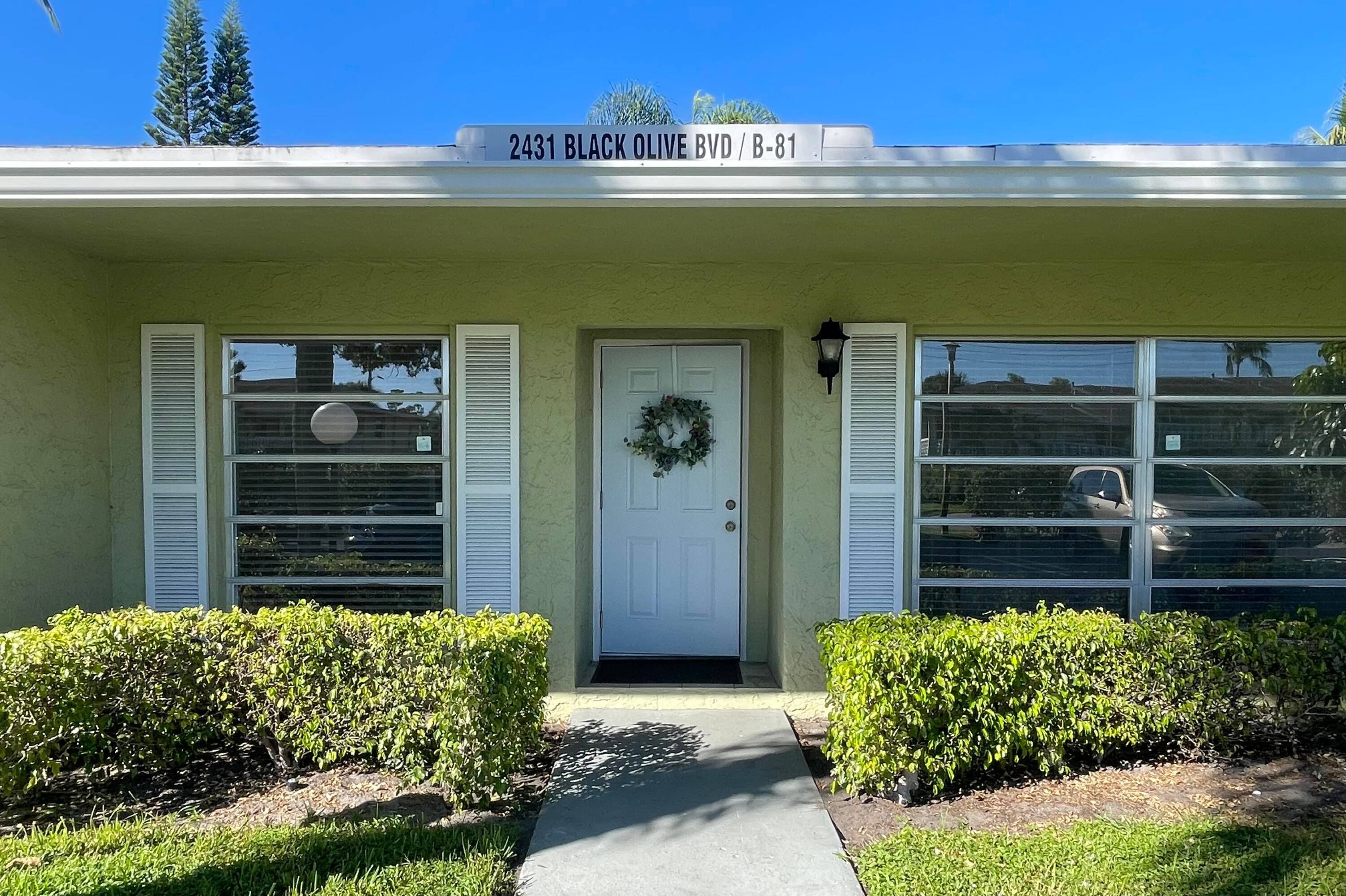 Stunning 2 bedroom, 1. 5 bathroom villa and be welcomed by an open floor plan featuring upgraded bathrooms and kitchen.