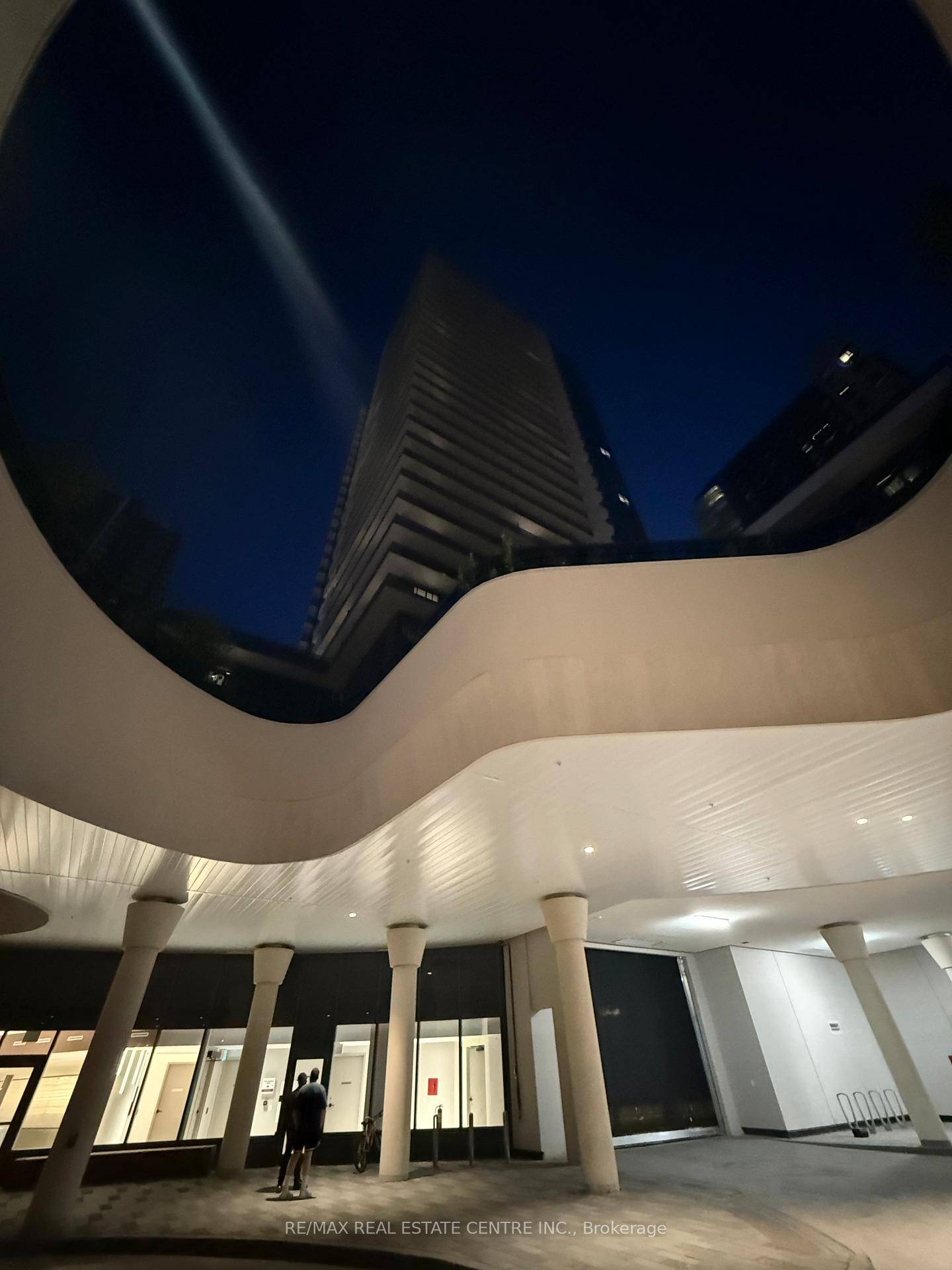 Brand New Condo Apartment Never Lived In 2 bed 1 Bath unit on a High 31st Floor in Mississauga.
