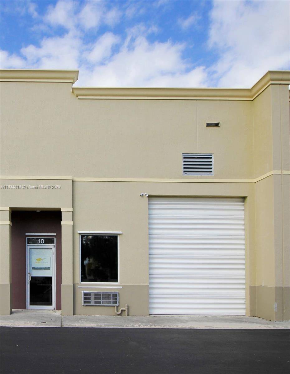Warehouse and Office combination, 1162 Sq Ft located off 136 street by Lexus of West Kendall.