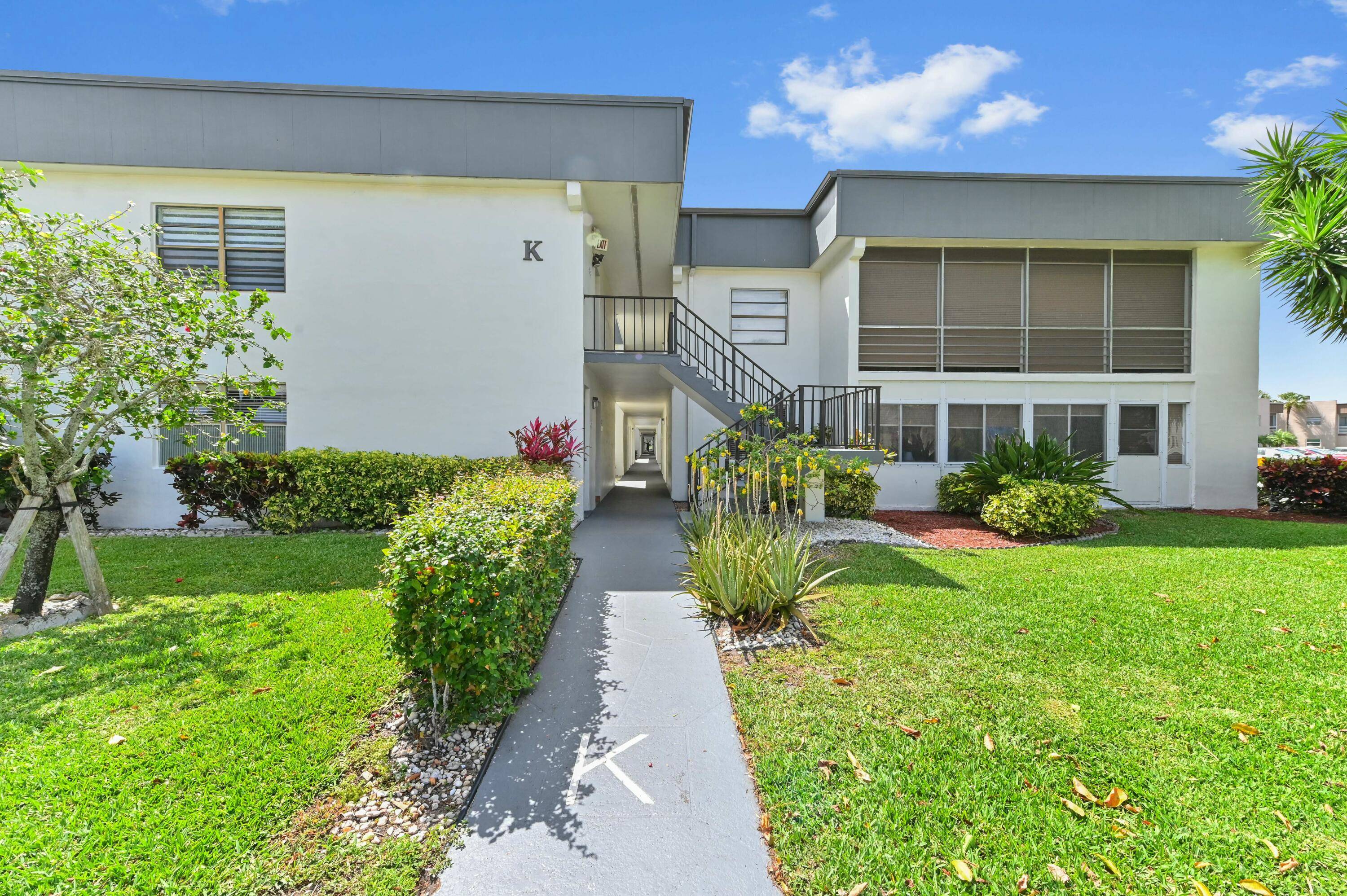 Welcome to this spacious and beautifully maintained Deluxe model in the desirable Kings Point 55 community !