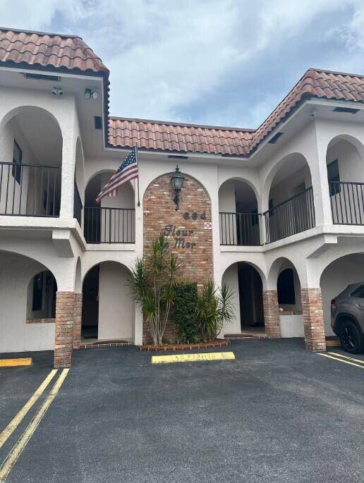 Coastal Living at Its Best Charming 1 Bedroom Studio near the Ocean !