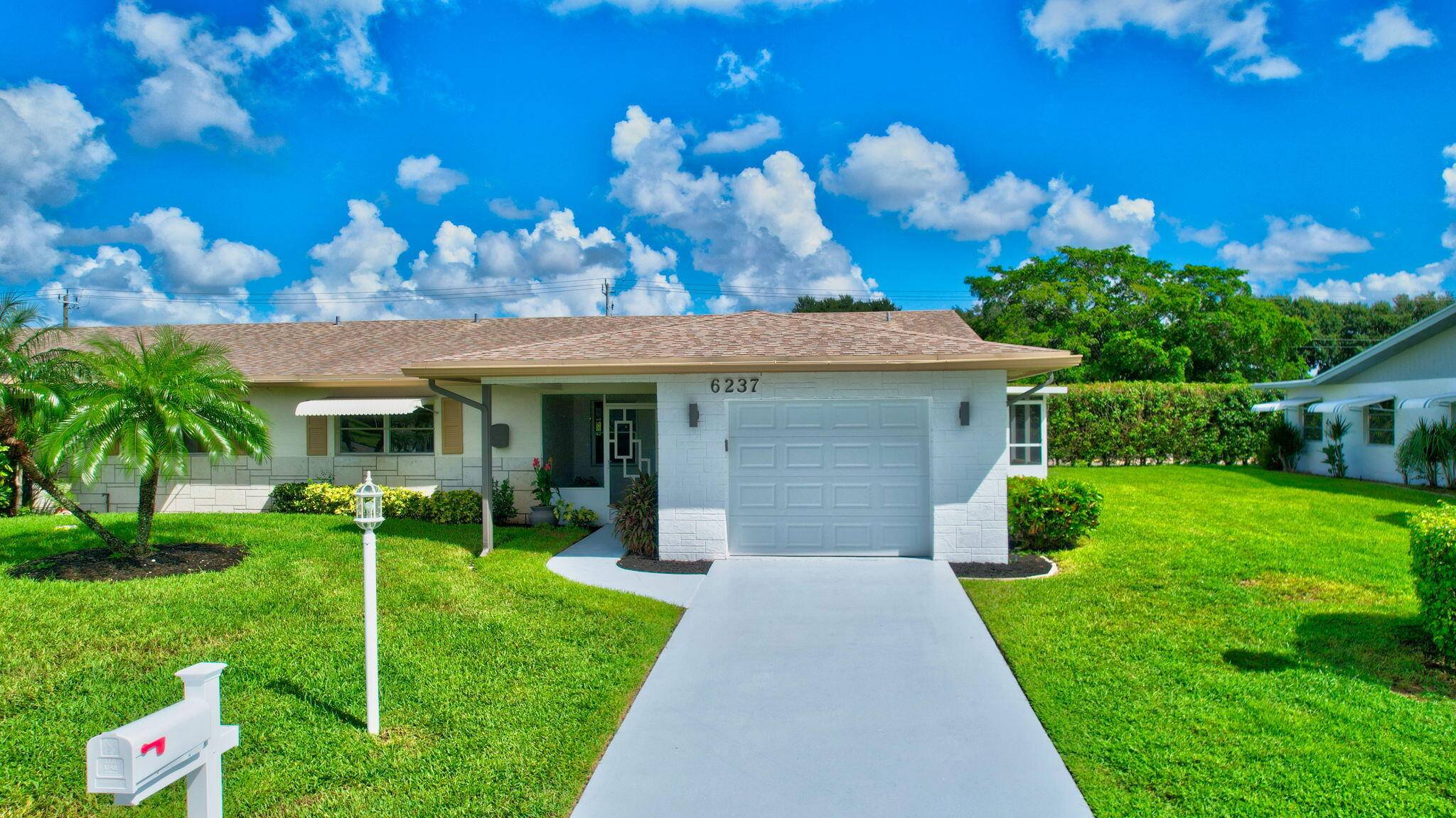 Move right in to this immaculate spacious 2 bedroom 2 bath 1 car garage villa.