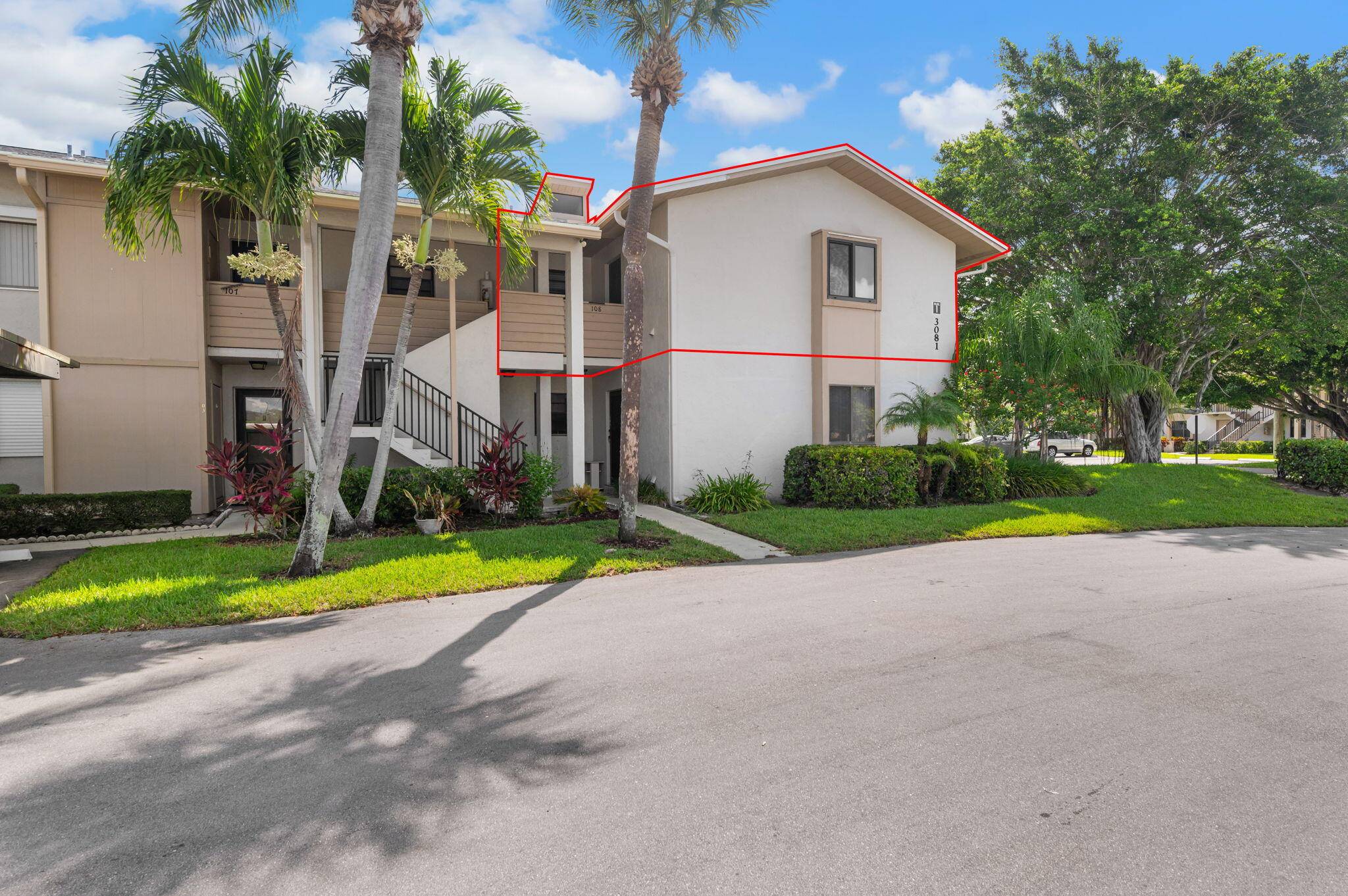 Spacious 1, 542sf condo with large open living room overlooking screened balcony and waterviews.