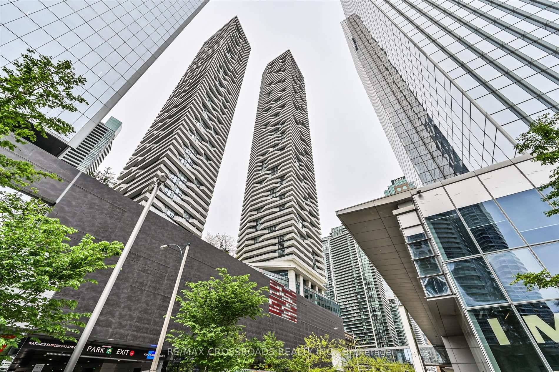 Prestigious Harbour Plaza Condo In The Heart Of The Water Front !