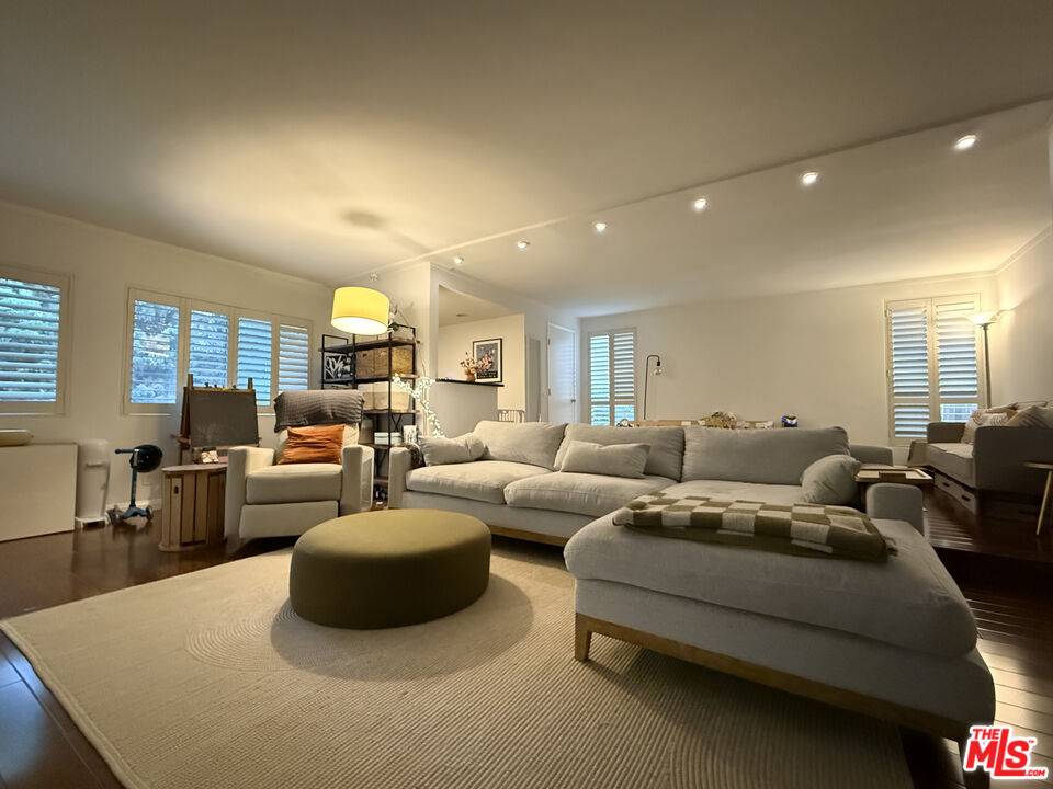 2318   Fox Hills Dr 2BR La