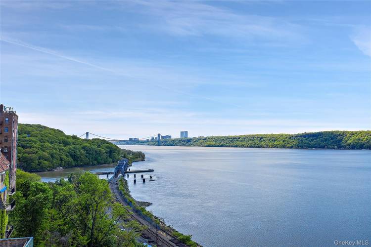 La Rive is one of Riverdale's most sought after condominium buildings.