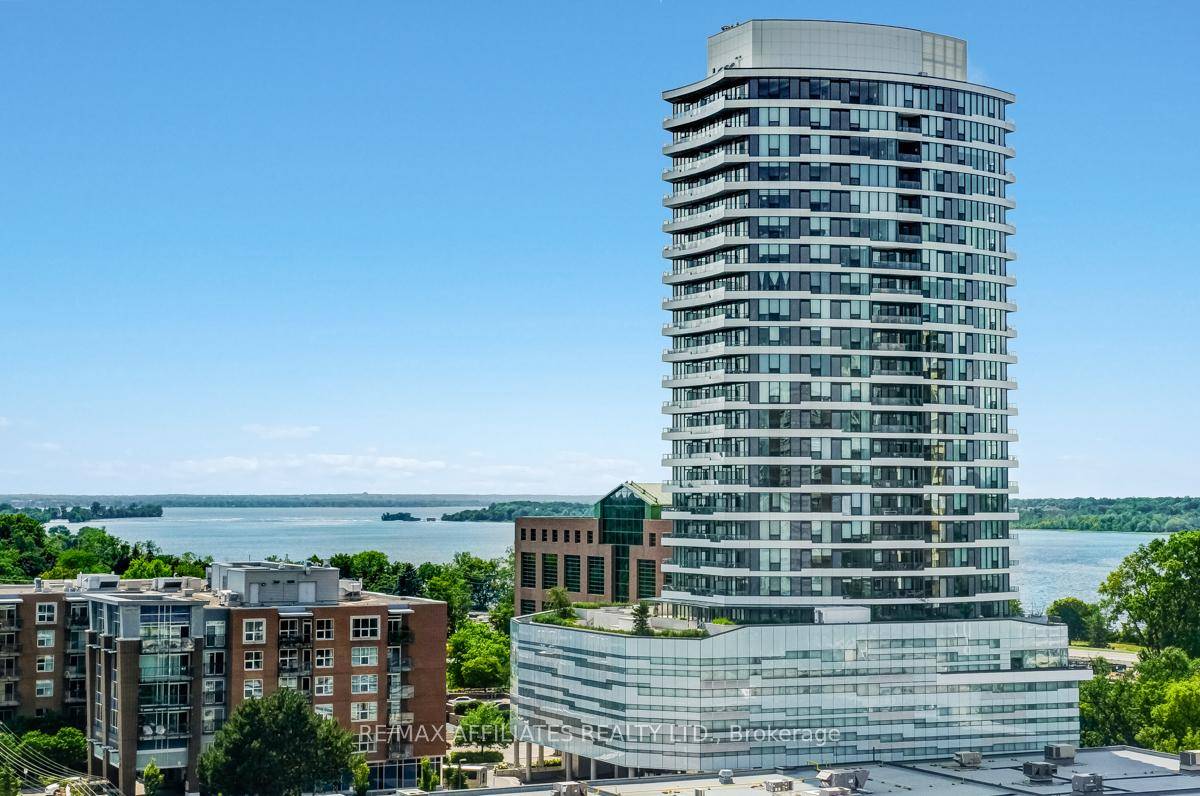 Stunning 2 bedroom, 2 bathroom in Westboro's UpperWest.