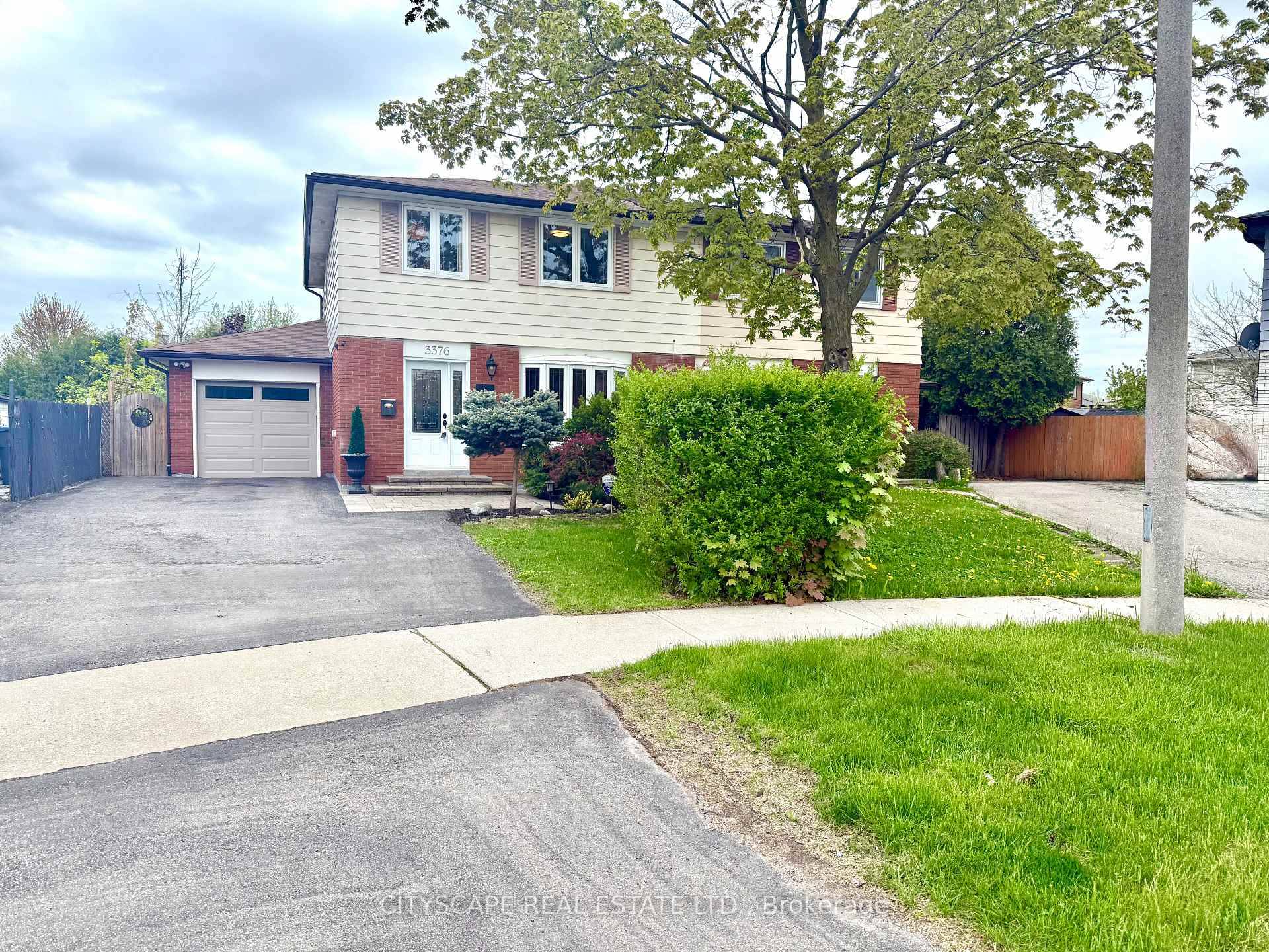 Welcome to this stunning semi detached home in Erindale, one of Mississaugas most sought after and safest neighbourhoods.
