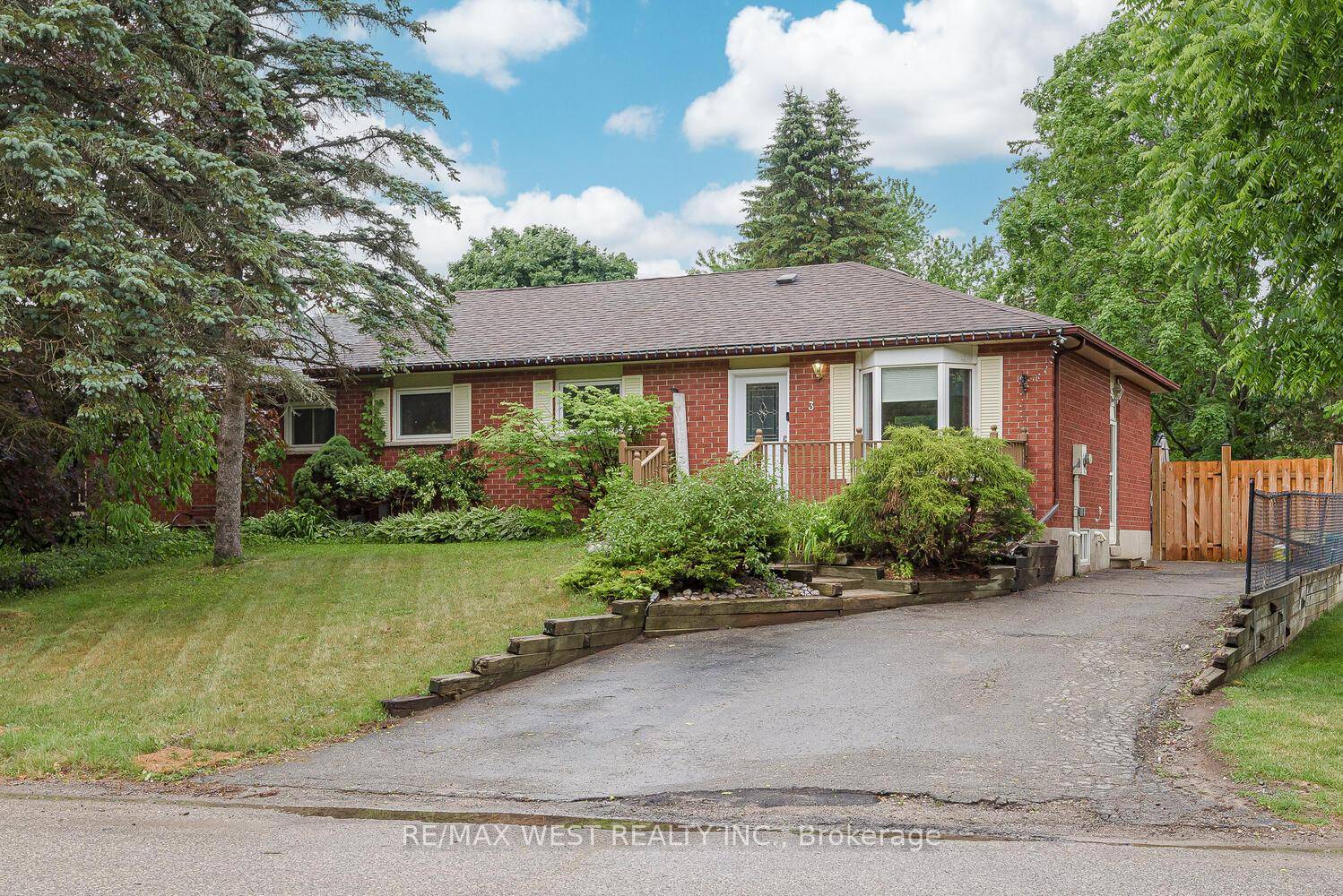 Cozy Semi Bungalow on a 50 Ft Lot Quiet amp ; Safe Street.