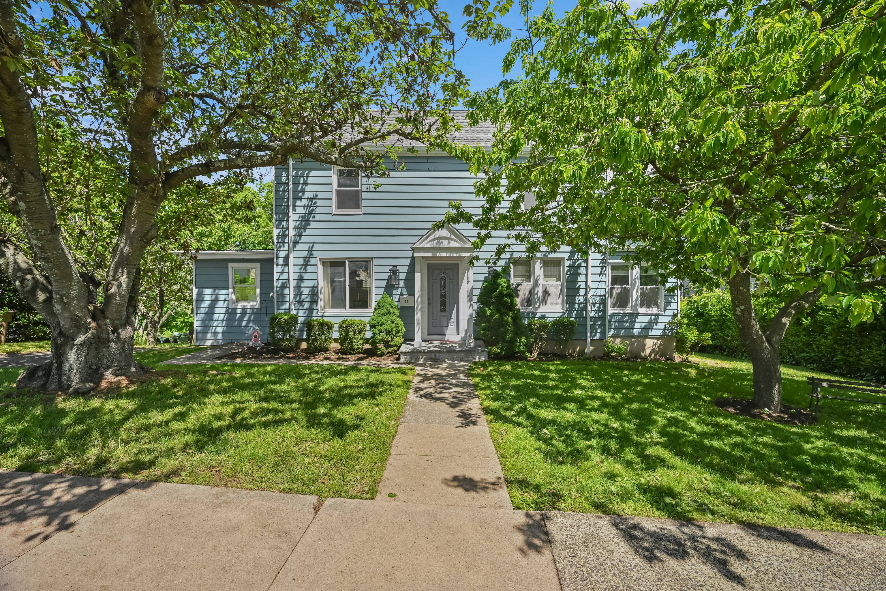 Presenting a stunning 3 bedroom residence in a desirable location.