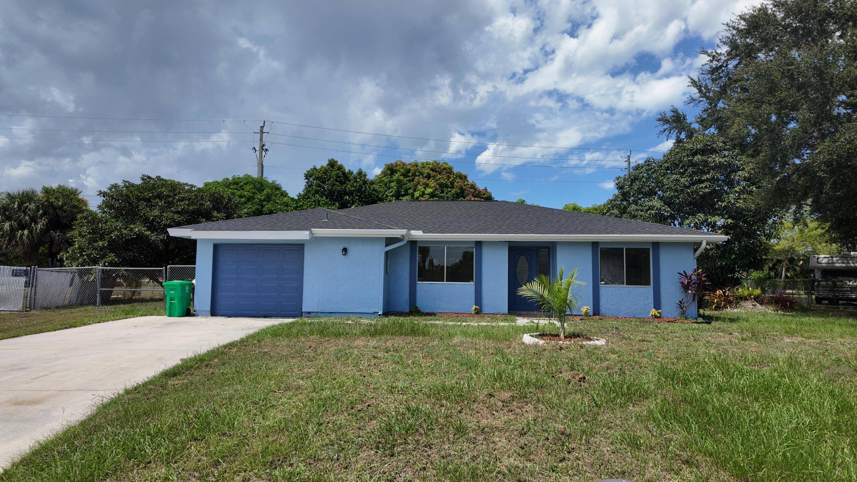 Welcome to this rare gem located in Port Saint Lucie Neighborhood, 1 2 mile drive to intracoastal.