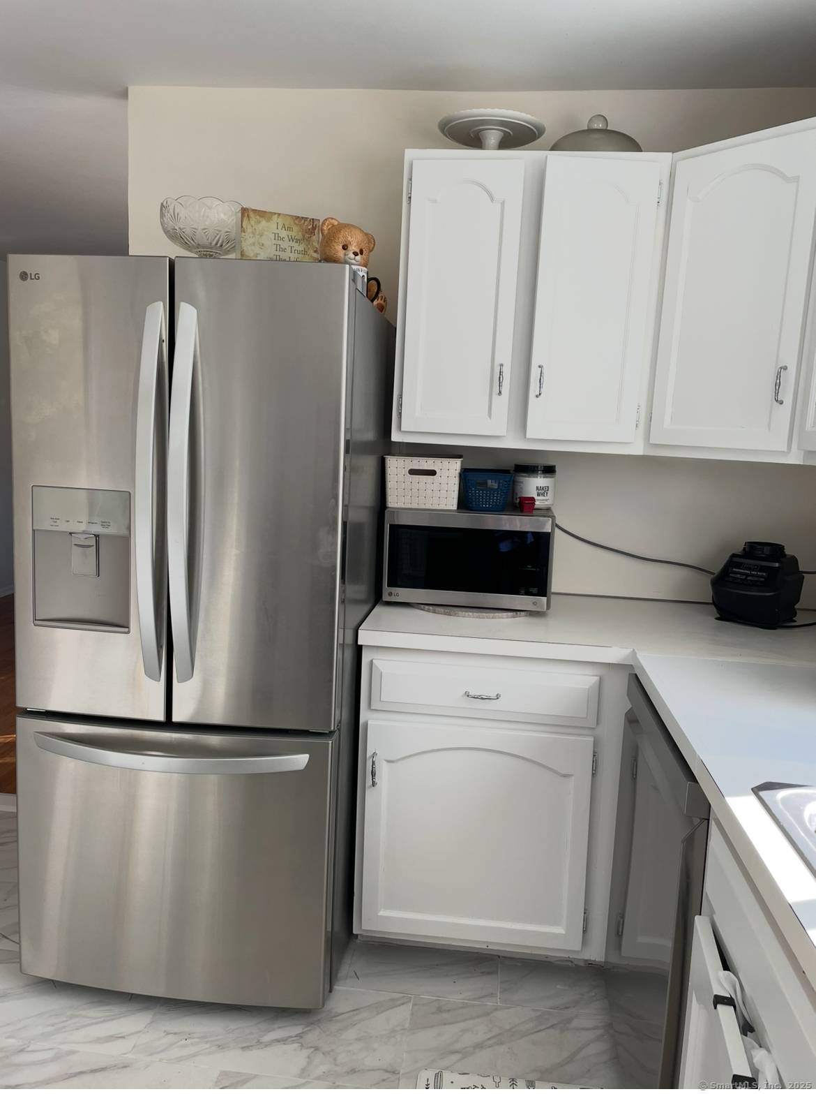 Beautiful 3BR 2Bath with an open layout, bright, spacious condo in West Norwalk's highly sought after community.