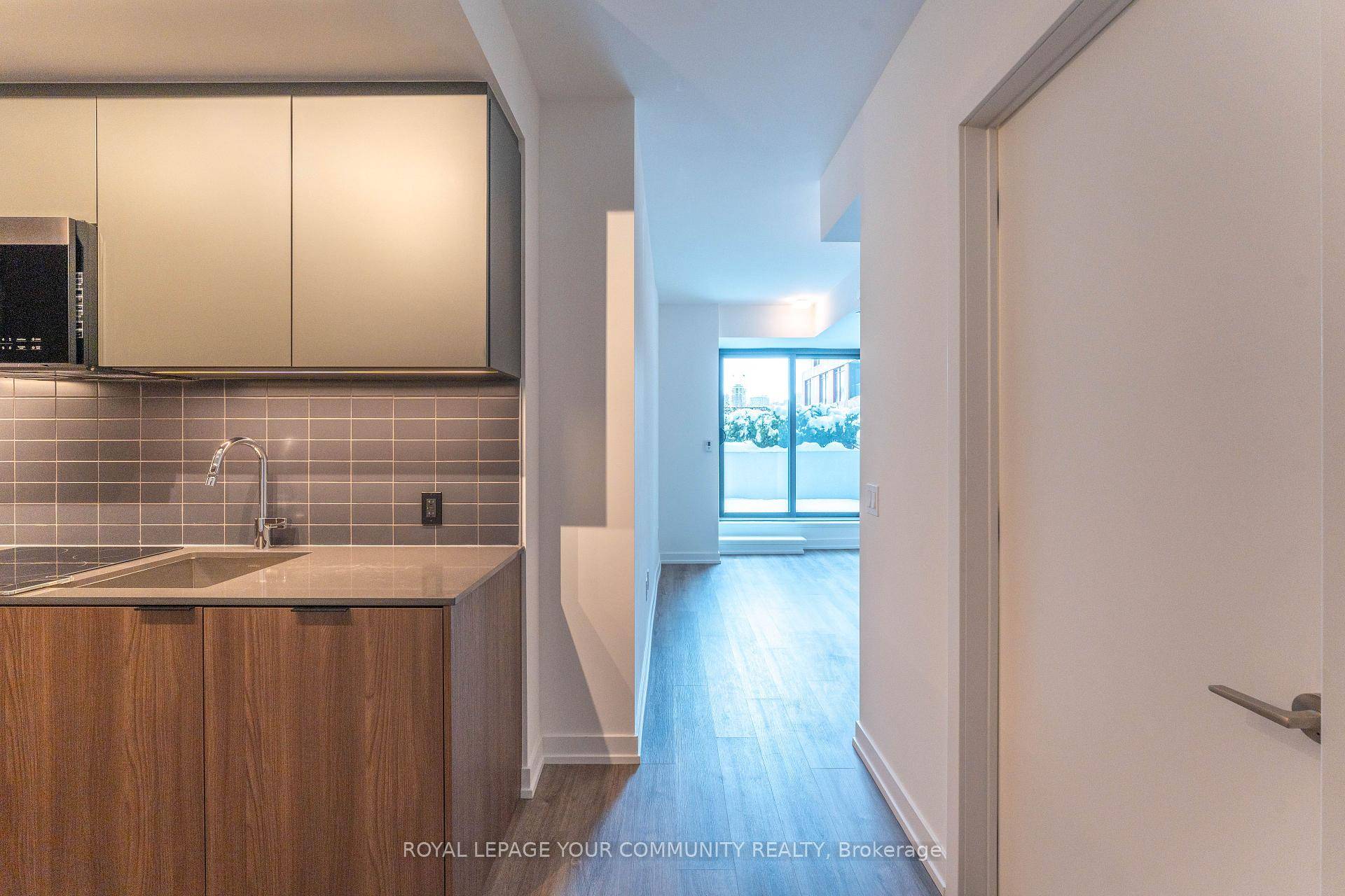 Experience the best of urban living in this stylish l bedroom suite at the prestigious 28 Eastern !