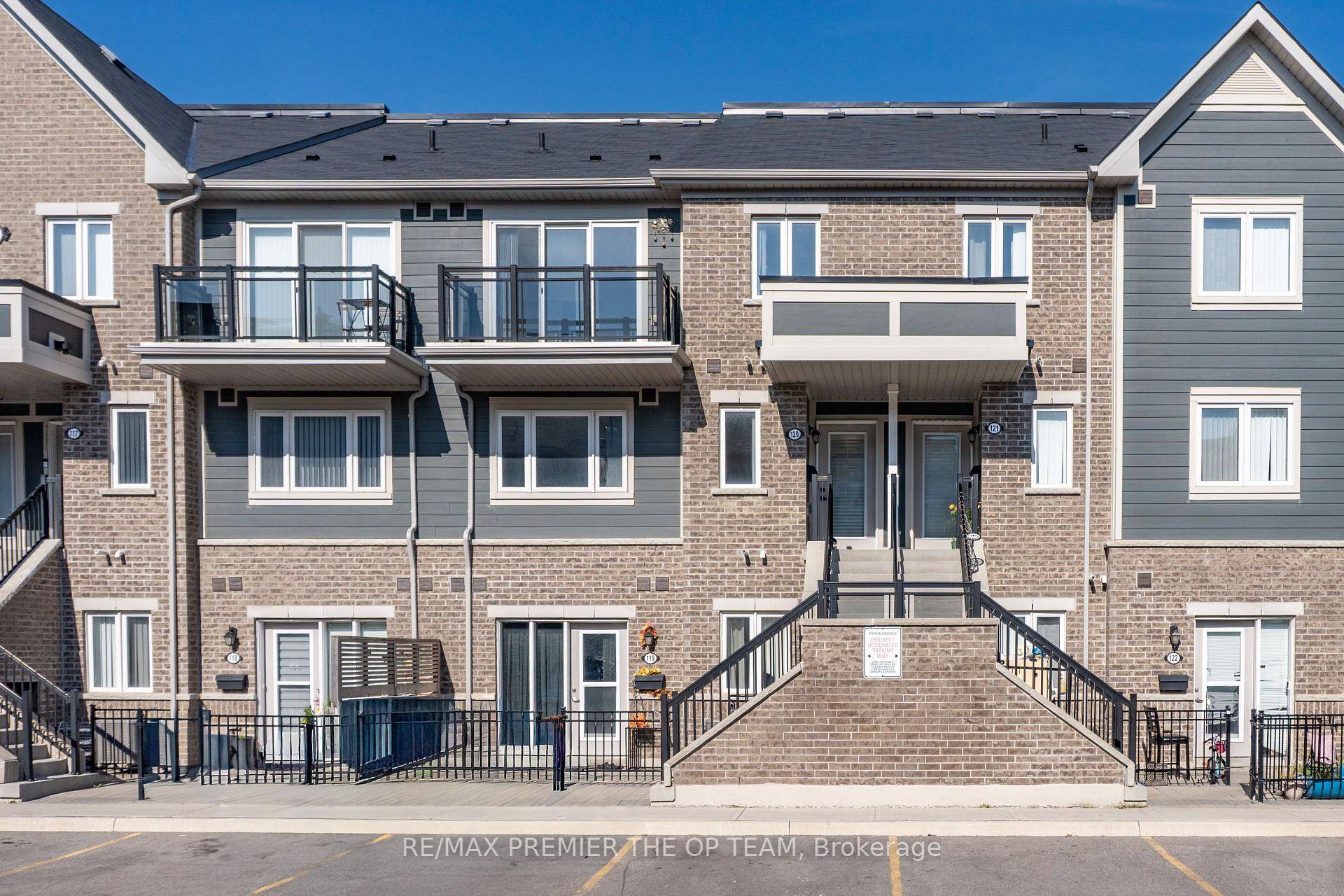 Step into contemporary comfort in this stylish 2 bedroom, 1.