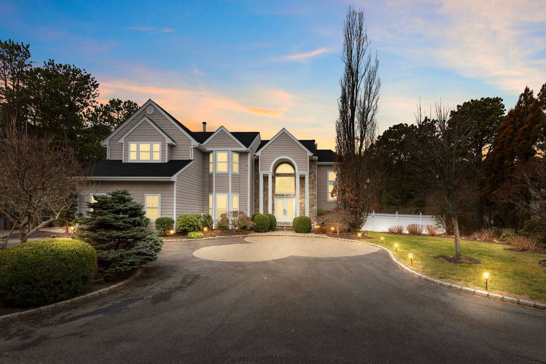 Endless Amenities in East Quogue!