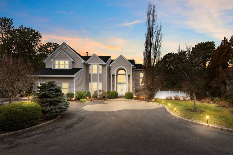 Endless Amenities in East Quogue!