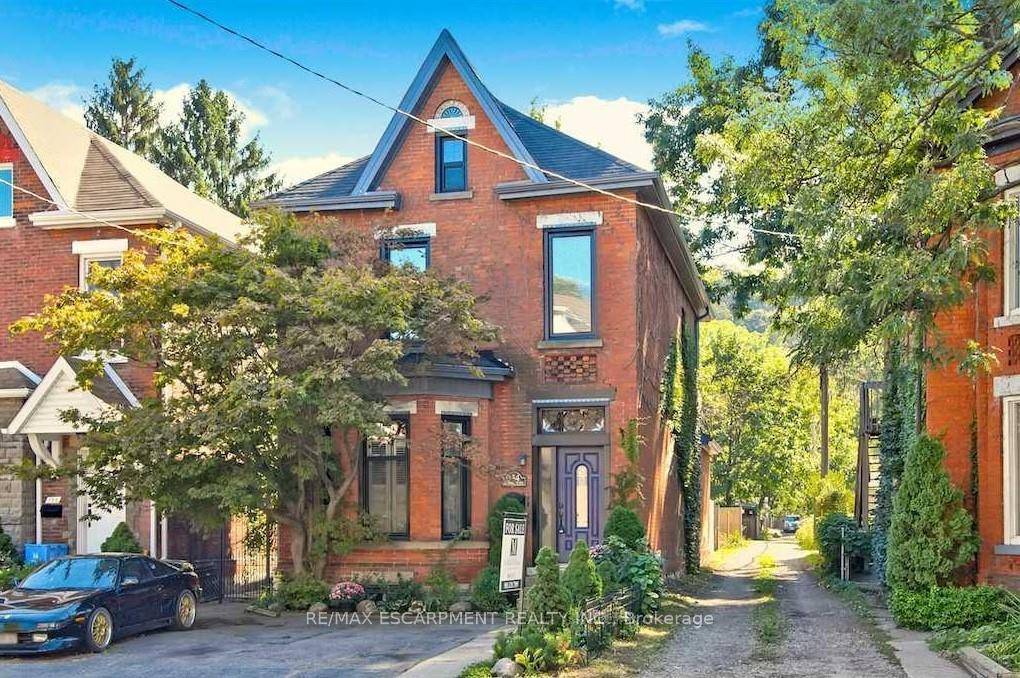 Lovely updated 2 bedroom upper level apartment in a lovely old character home.