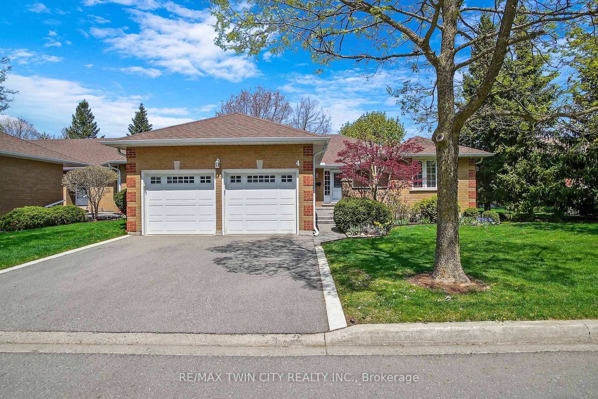 Spacious End Unit Bungalow Townhome with Resort Style Amenities !