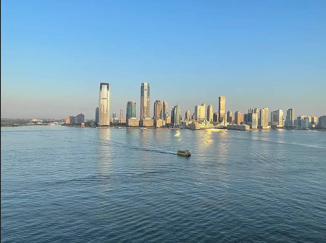 S W facing 1 bedroom with spectacular Hudson River, Liberty of Statues, and Park views.