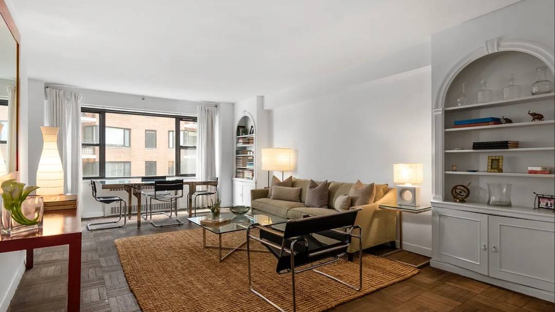 50 SUTTON PLACE SOUTH, 8K INVESTMENT DEAL You can now live on Sutton Place and make this living space your own.