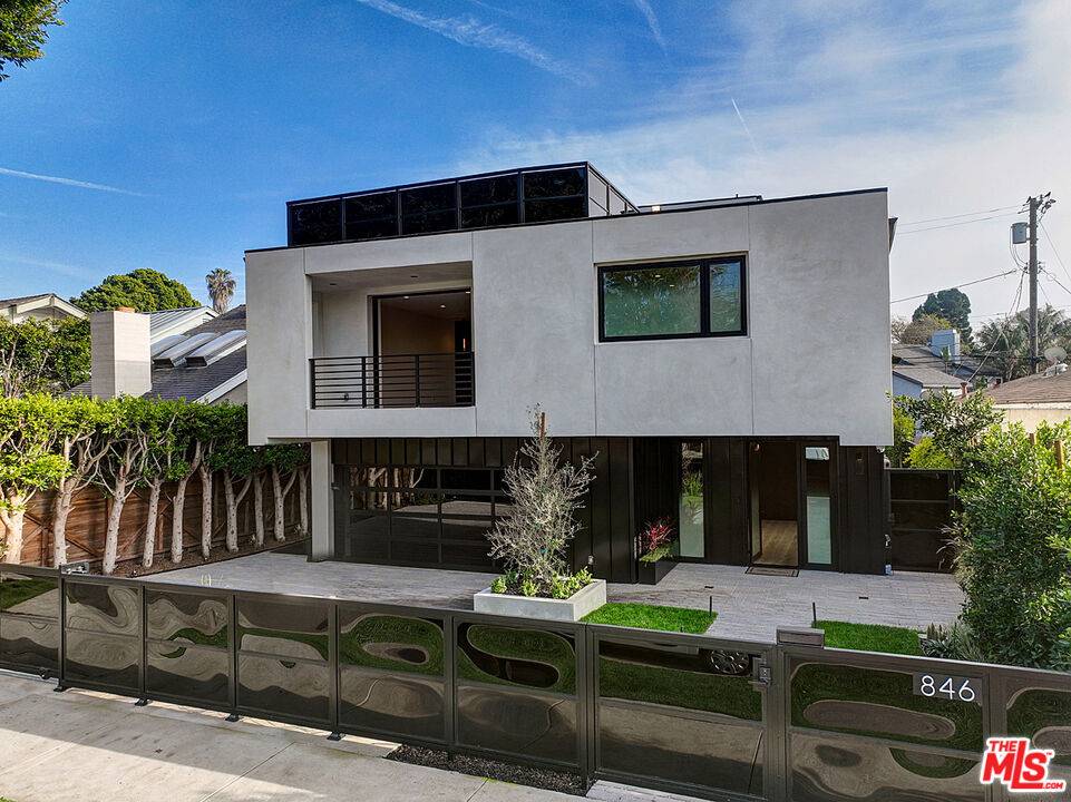 846   Dickson St 5BR Marina Del Rey La