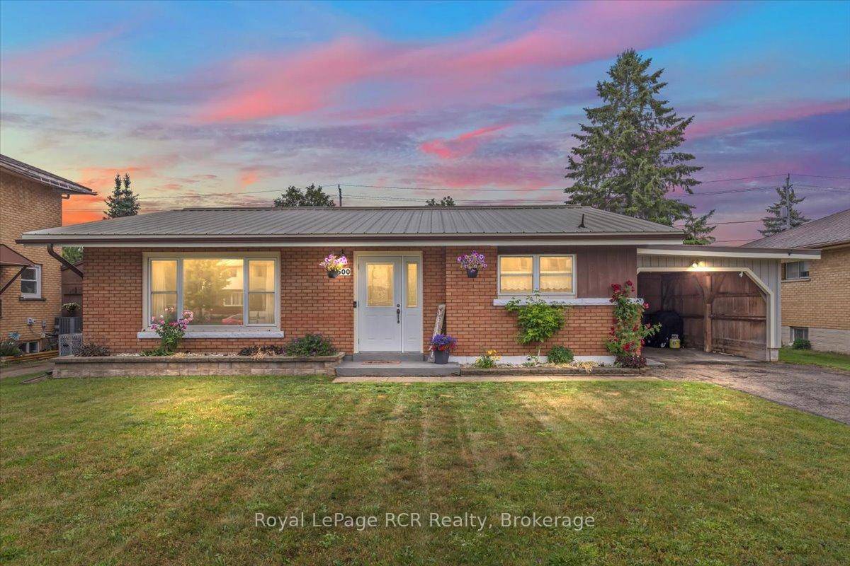 This sweet home features a unique design and is situated on a generously sized lot, conveniently located near a public school.