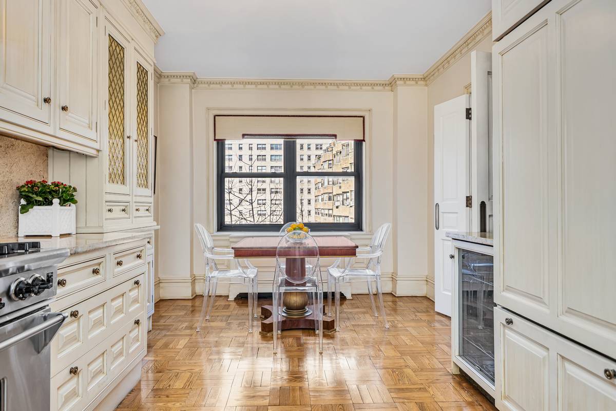 HIGH FLOOR 4 BEDROOM 4. 5 BATH DUPLEX ON SUTTON PLACE A gracious entrance gallery welcomes you into this sprawling 3, 000 Sq.