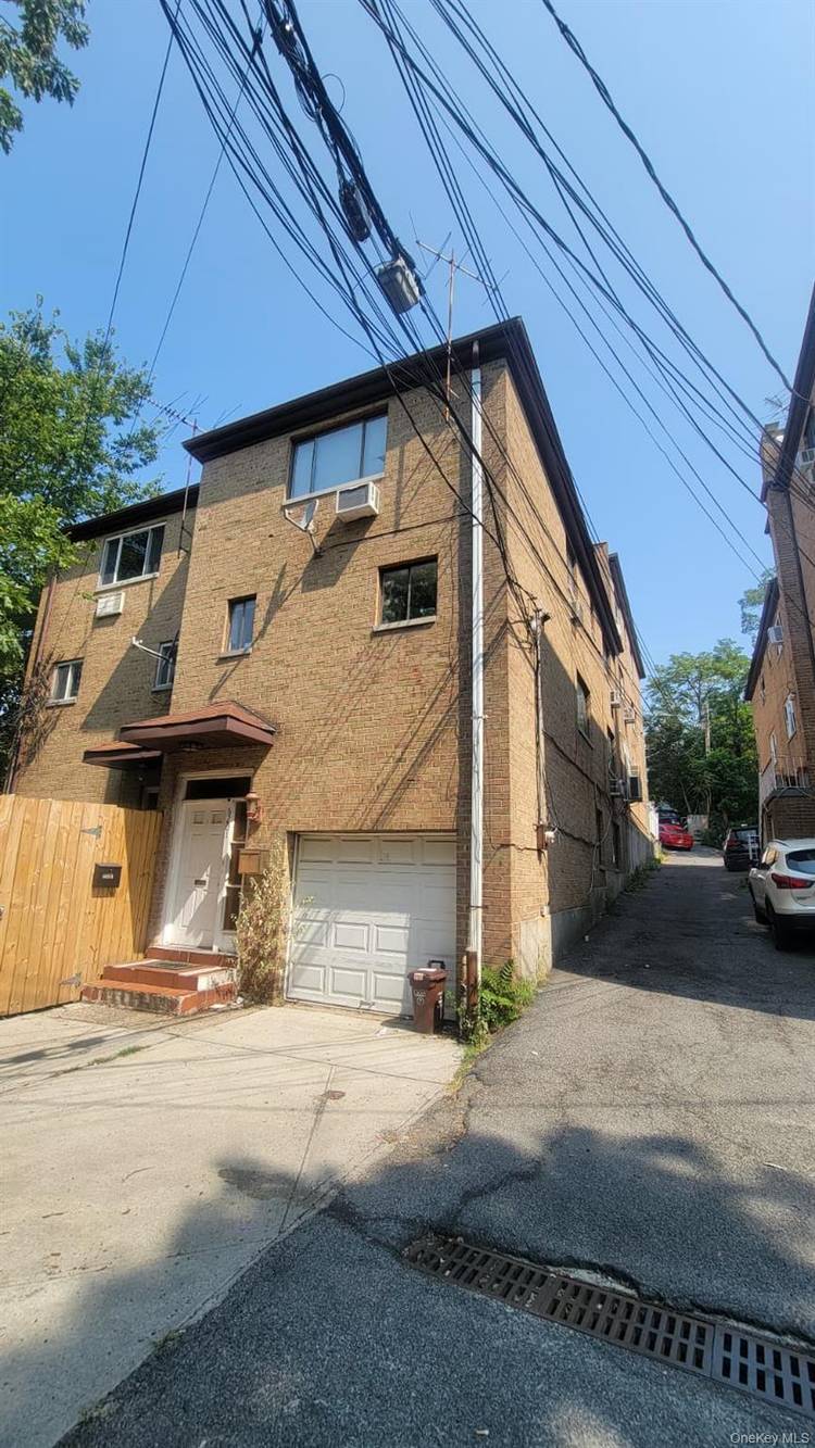 spacious 3BR 2. 5BA townhouse rental on a quiet North Riverdale cul de sac.