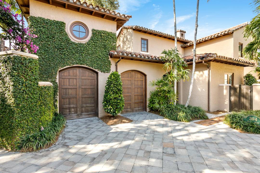 Perfectly positioned on the 18th hole in The Bear's Club, this 4 bedroom, 4.