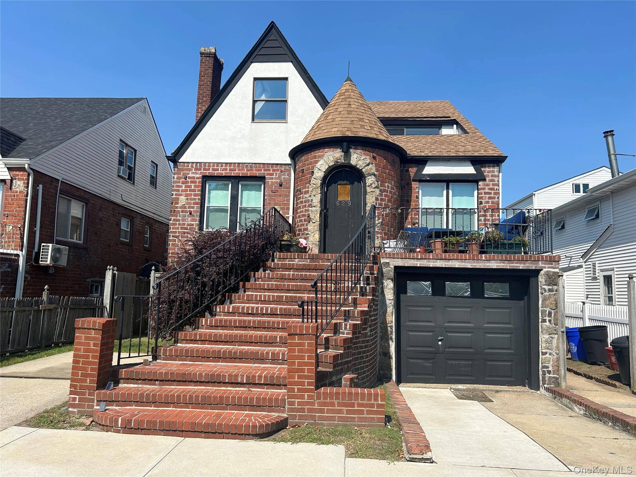 Charming Beachside Tudor main Floor duplex apartment for Rent with Parking !