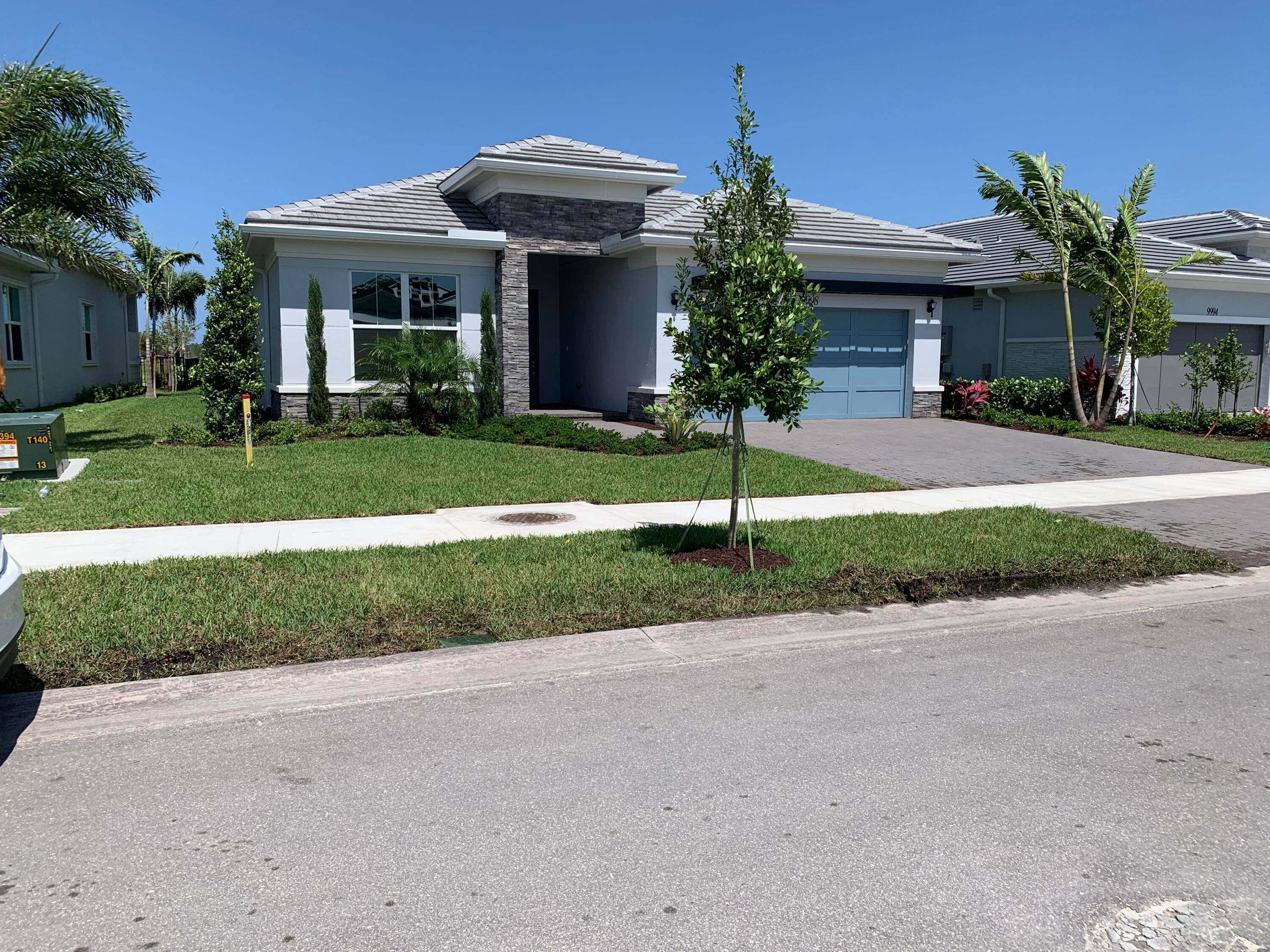 Move into this modern day retreat and start enjoying a new lifestyle, The 3 bedrooms, den 2 1 2 baths offers upgraded features that define modern elegance.