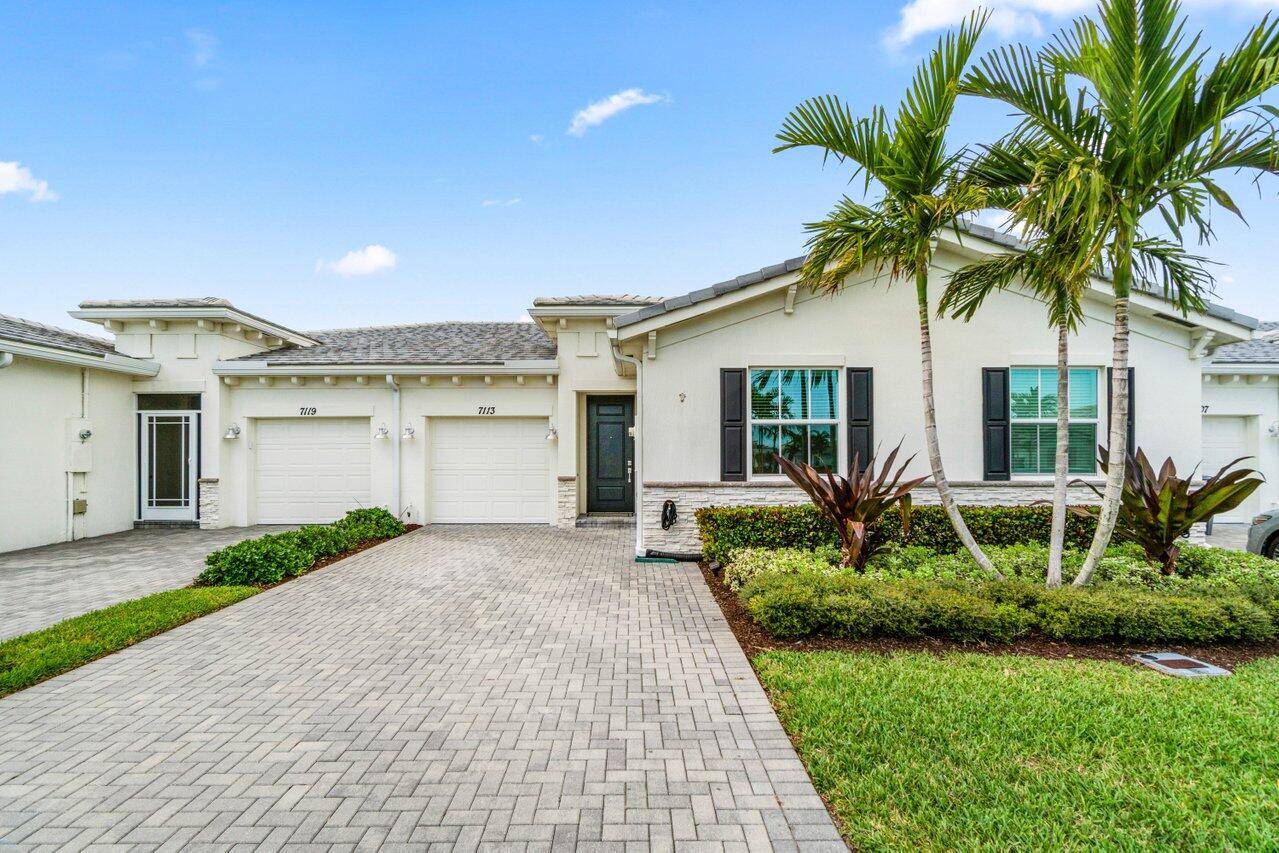 Gorgeous 2 Bedroom Villa on a Beautiful Lake Lot in Avalon Trails.