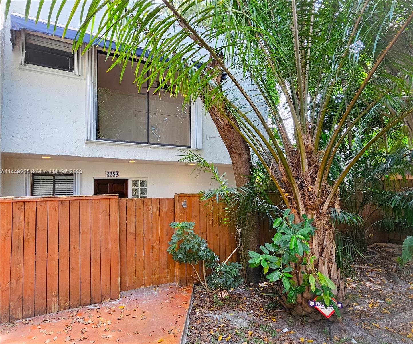 Cool spot in Center Grove, 3 unit gated community offers an original 33133 vibe.