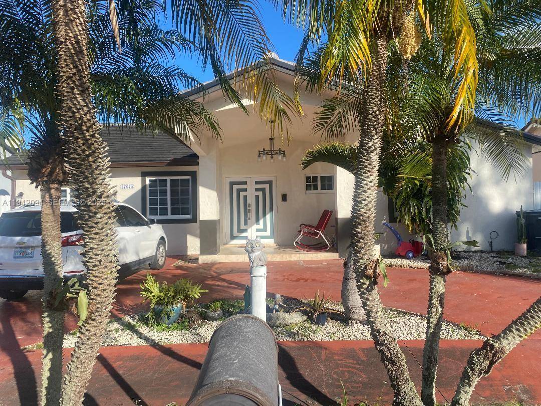 Great opportunity ! This beautiful 3 bedthroom, 2 bathroom home is located in one of the best areas of Miami, close to shopping, restaurants, and markets, and just minutes from ...