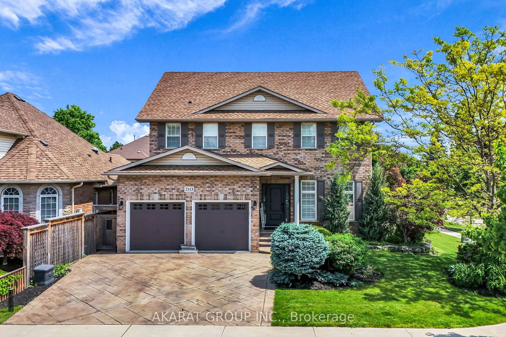 Welcome to 2113 Dalecroft Crescent, nestled in the heart of the prestigious and desirable Millcroft neighbourhood.