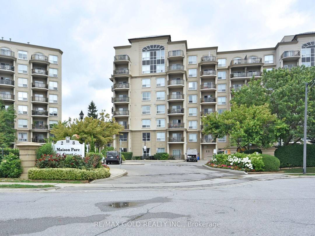 ! ! Wow Is Da Only Word To Describe This Two 2 Bedrooms Two 2 Parking's, One 1 Locker, Furnished With Overlooking Ravine View Condo Apartment In Most Desirable Neighborhood ...